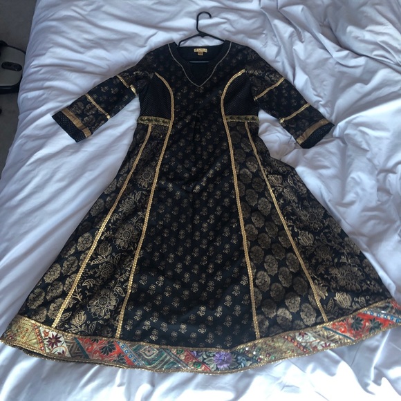 Sari - Picture 1 of 6